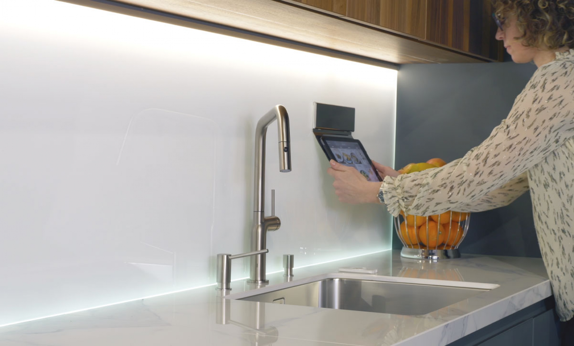 Donna-che-attacca-un-accessorio-metallico-su-schienale-magnetico-in-vetro_s3